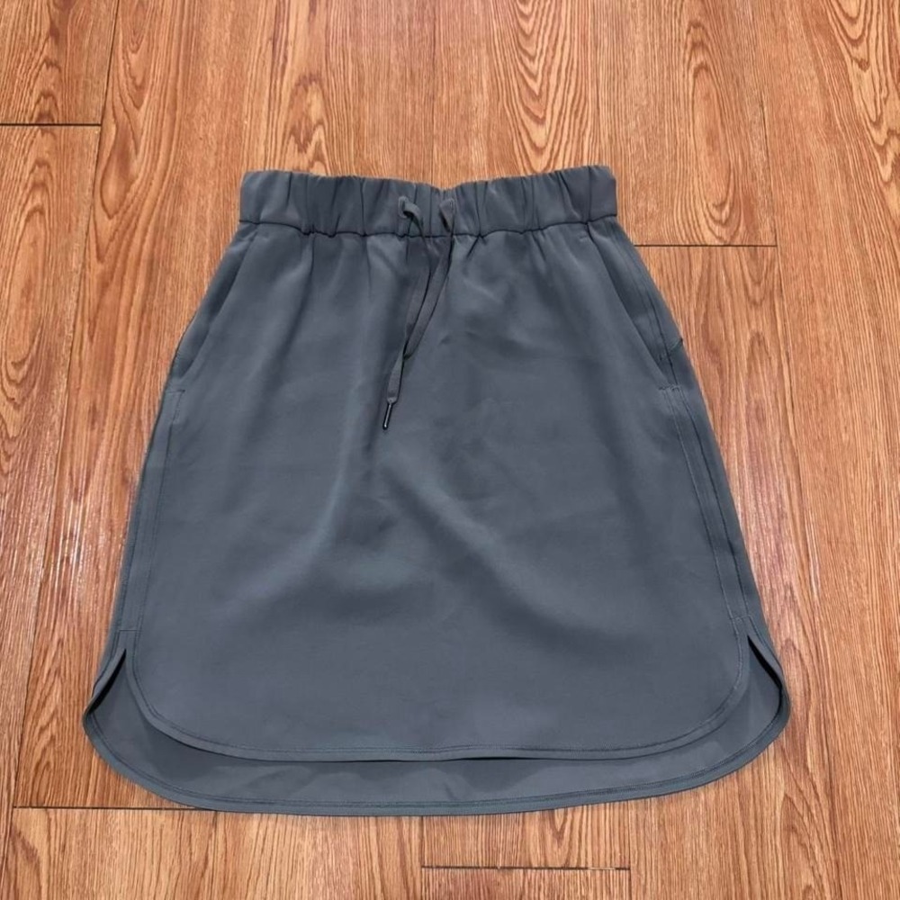 Lululemon Women's Skirt‎ On The Fly Woven Green Grey Sage Size 6